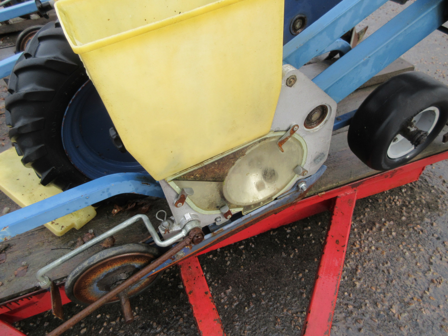4950 Nibex 500 seed drill 9 rows. 