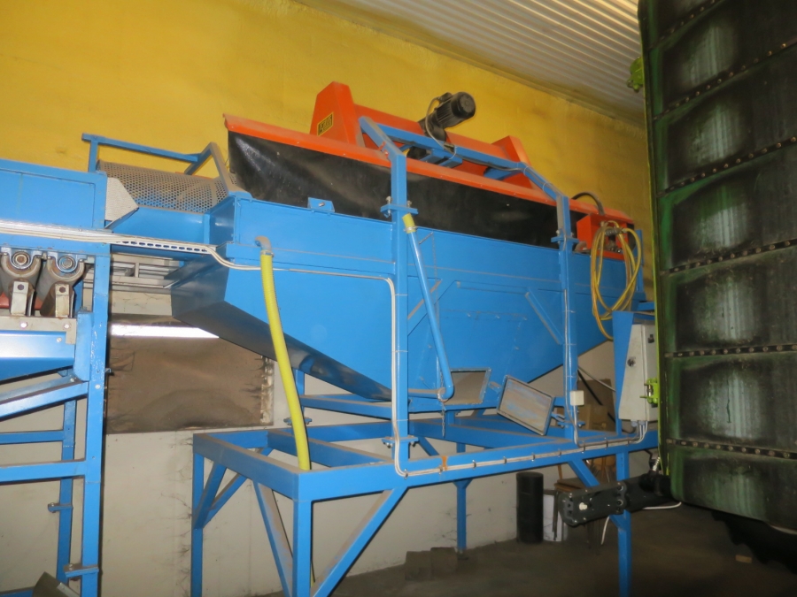 4966 EMVE potato washer with felt drier table
