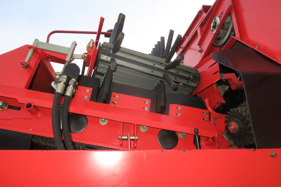 4991 Grimme 75-30 potato harvester