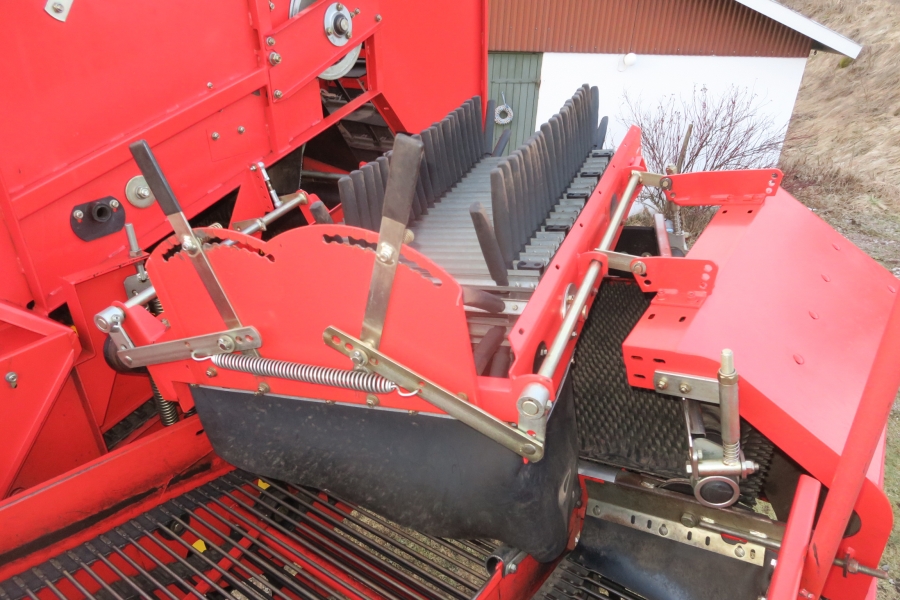 4991 Grimme 75-30 potato harvester