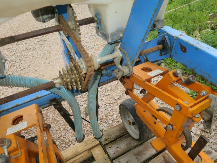 5054 Schmotzer KRH ridging hoe with fertilizer