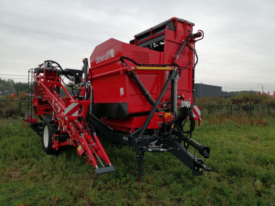 5077 Dewulf GBC carrot harvester with bunker