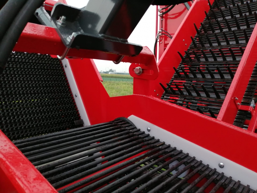 5077 Dewulf GBC carrot harvester with bunker