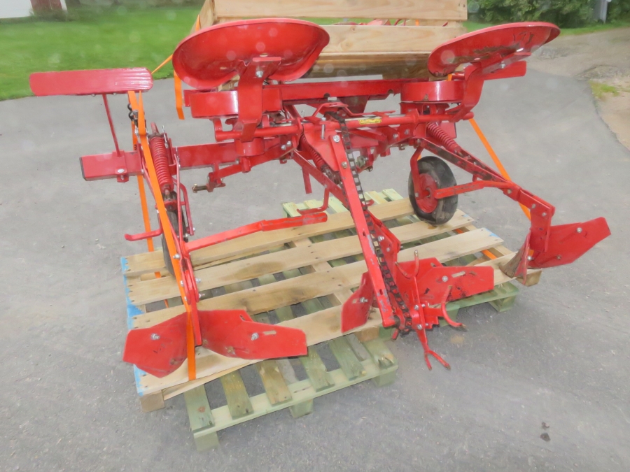 5102 Underhaug manual potato planter 2 row