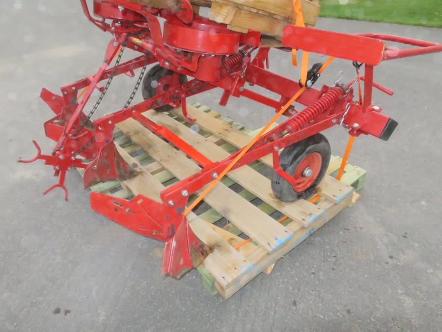 5102 Underhaug manual potato planter 2 row
