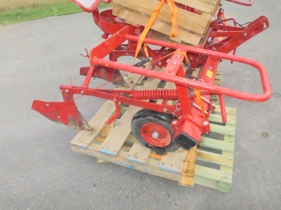 5102 Underhaug manual potato planter 2 row