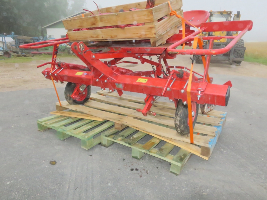 5102 Underhaug manual potato planter 2 row
