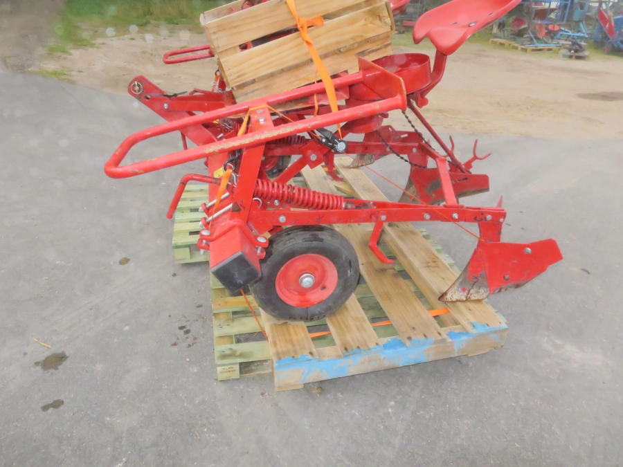 5102 Underhaug manual potato planter 2 row