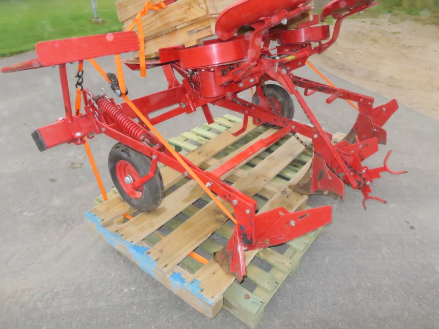 5102 Underhaug manual potato planter 2 row