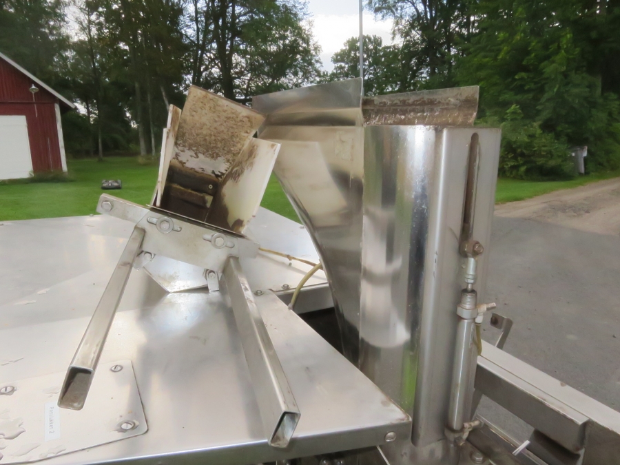 5105 Newtec PEB40G carrot bagger