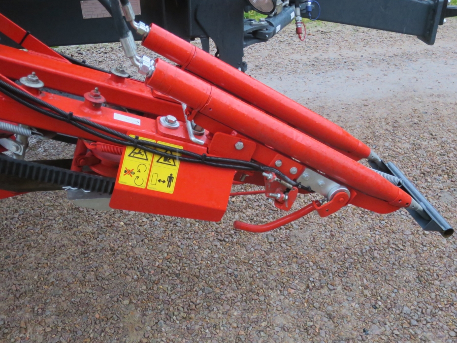 5130 Dewulf GBC carrot harvester with bunker