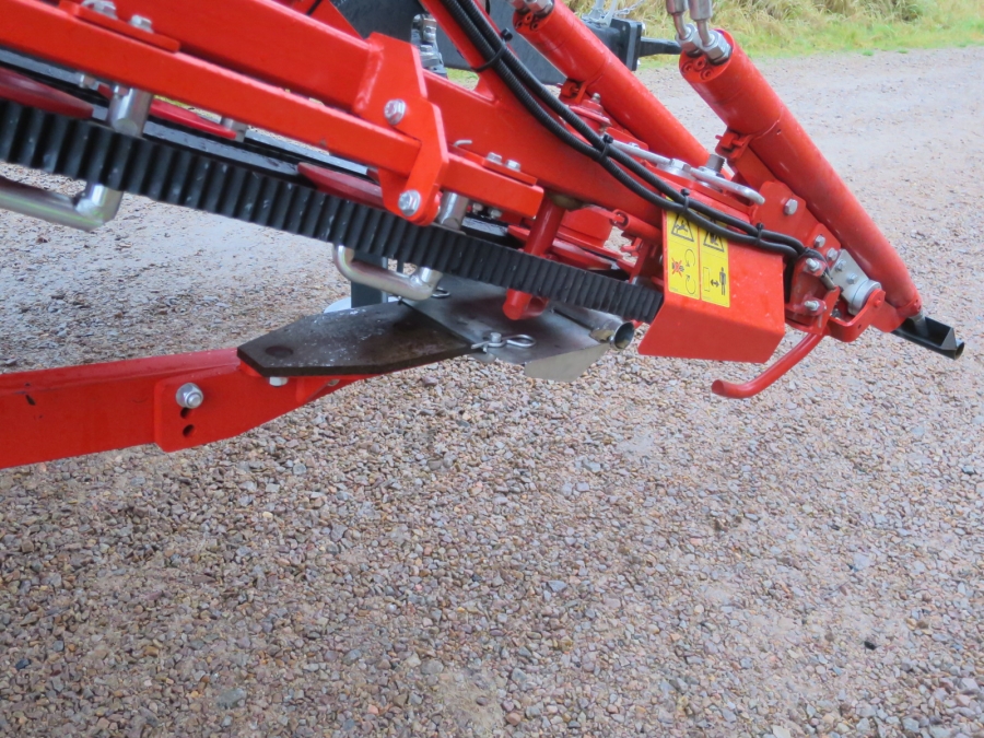 5130 Dewulf GBC carrot harvester with bunker
