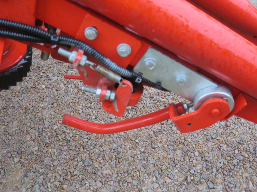 5130 Dewulf GBC carrot harvester with bunker