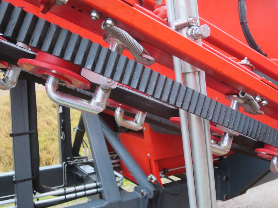 5130 Dewulf GBC carrot harvester with bunker