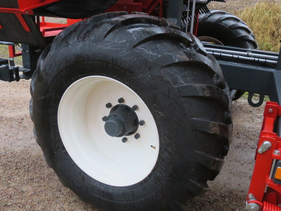 5130 Dewulf GBC carrot harvester with bunker