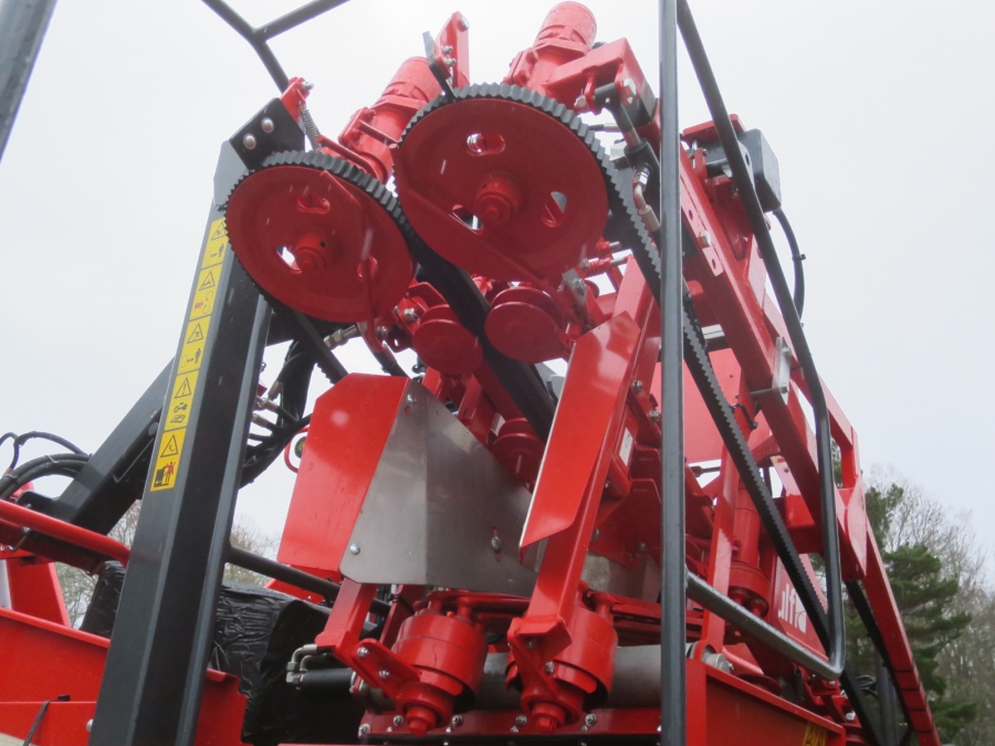 5130 Dewulf GBC carrot harvester with bunker