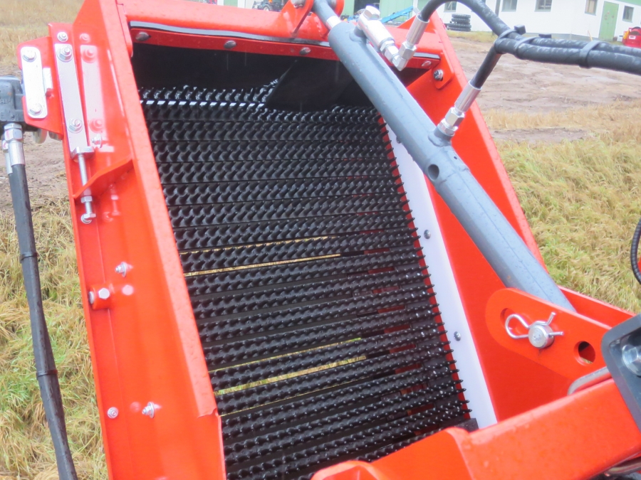 5130 Dewulf GBC carrot harvester with bunker