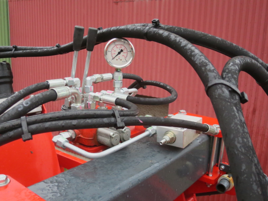 5130 Dewulf GBC carrot harvester with bunker