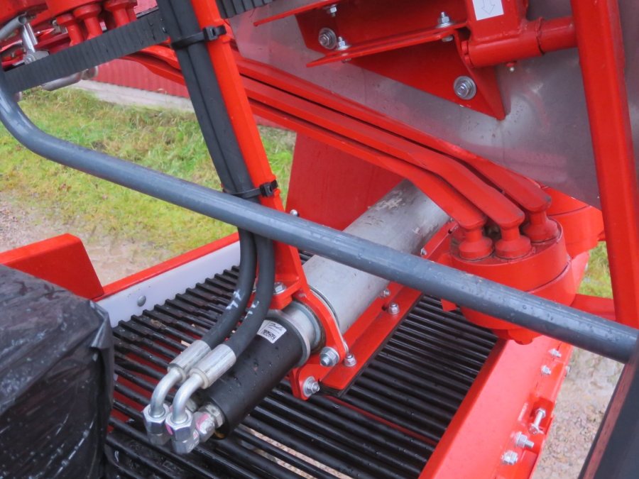 5130 Dewulf GBC carrot harvester with bunker