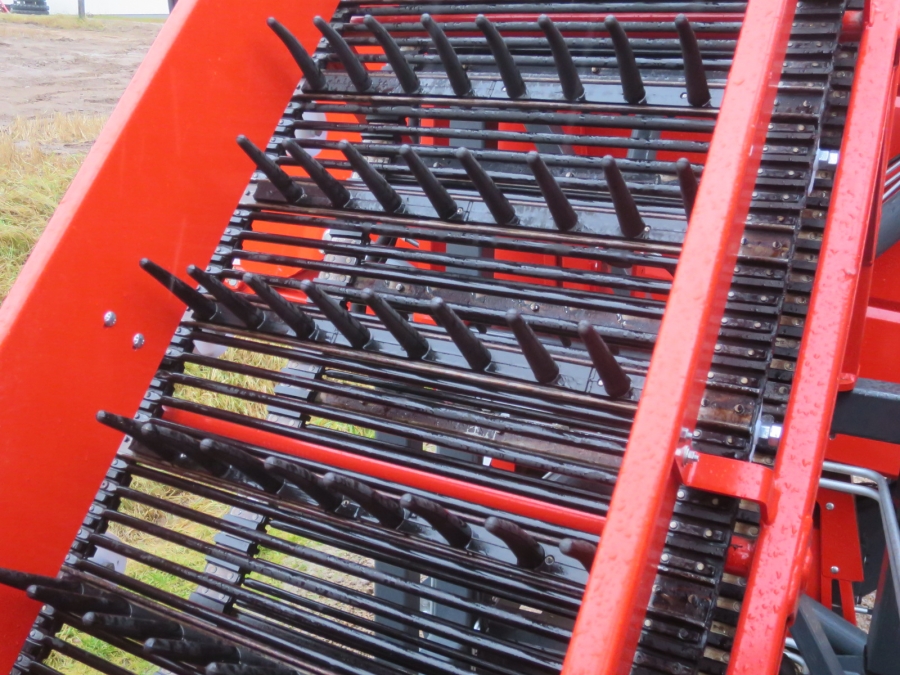 5130 Dewulf GBC carrot harvester with bunker