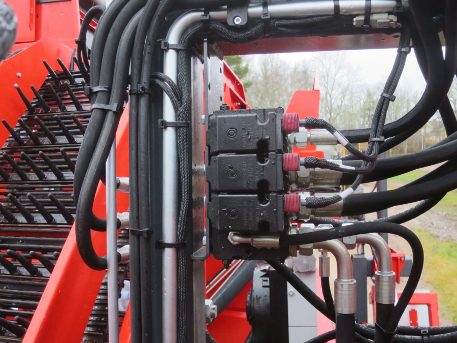 5130 Dewulf GBC carrot harvester with bunker