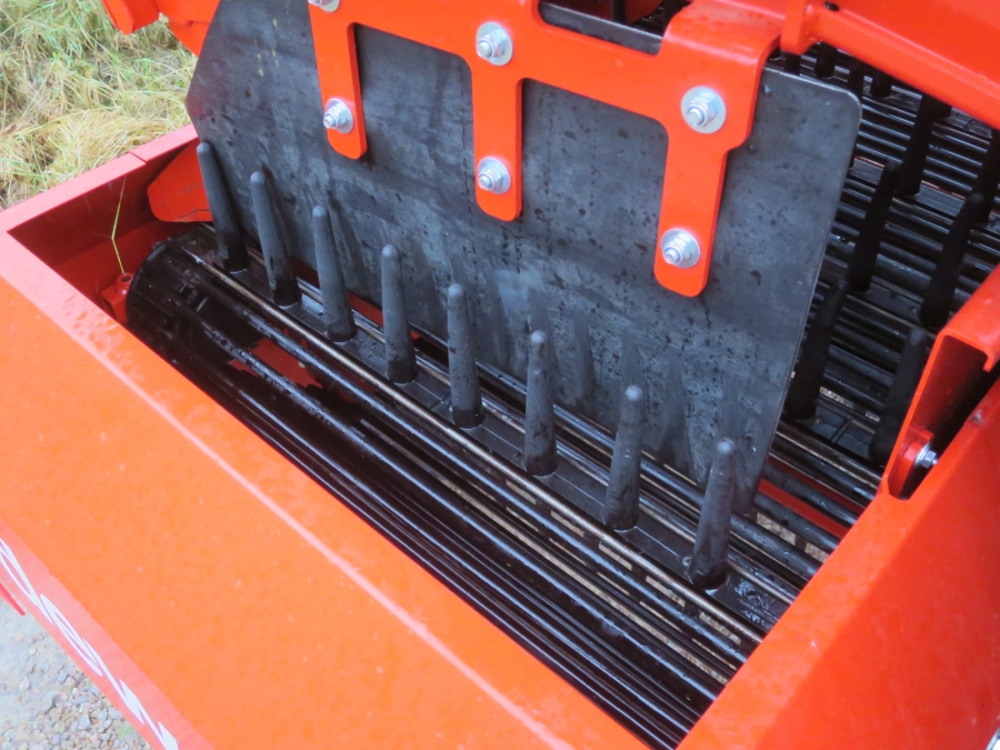 5130 Dewulf GBC carrot harvester with bunker