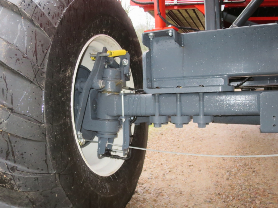 5130 Dewulf GBC carrot harvester with bunker