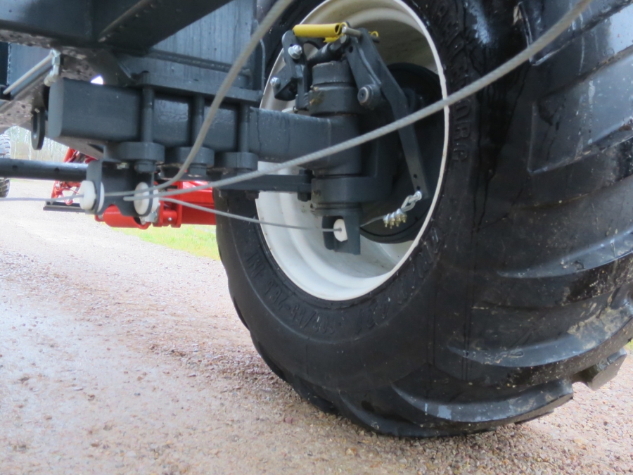 5130 Dewulf GBC carrot harvester with bunker