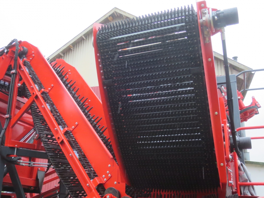 5130 Dewulf GBC carrot harvester with bunker