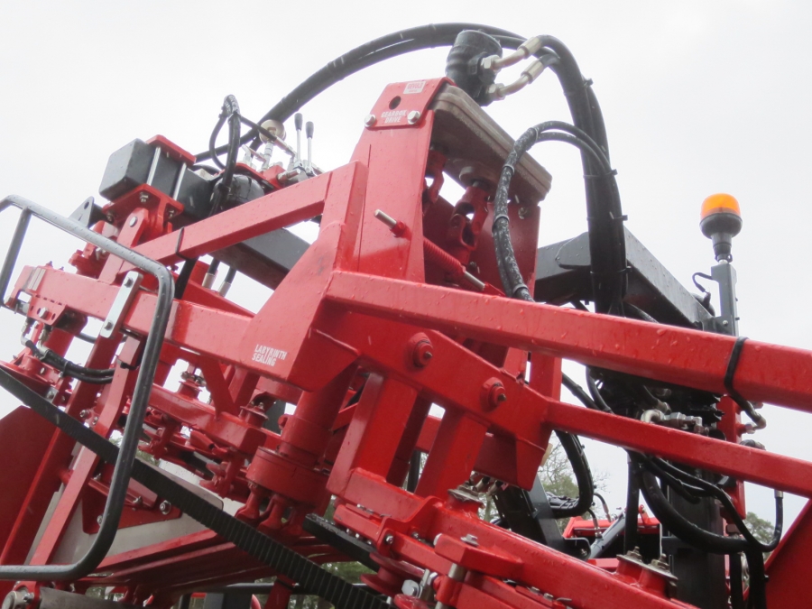 5130 Dewulf GBC carrot harvester with bunker