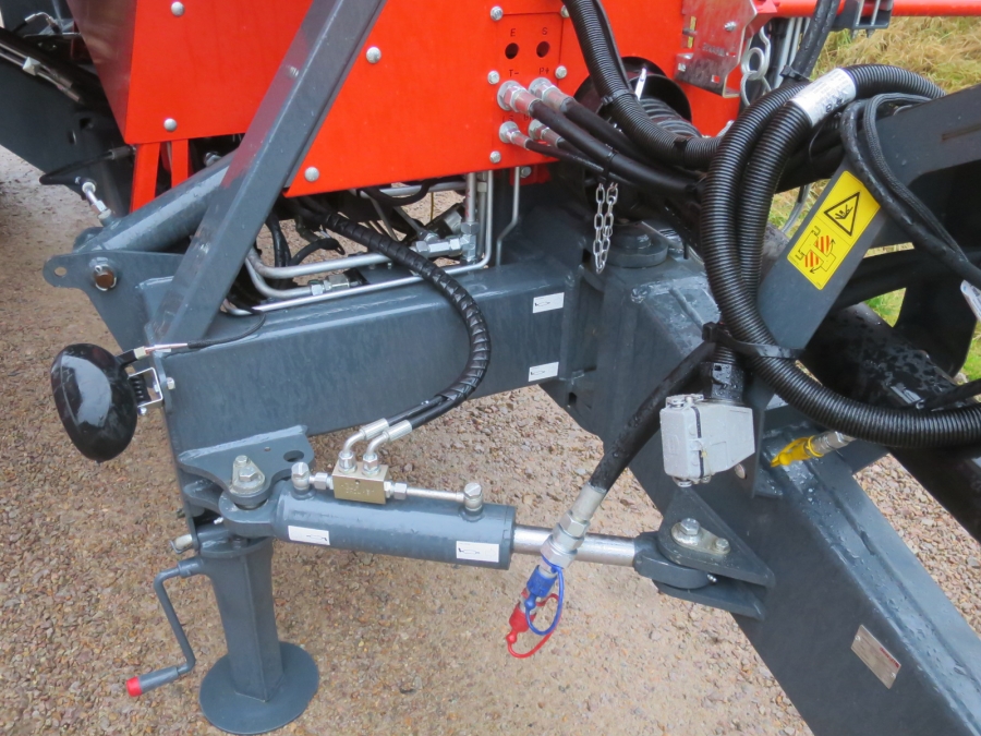 5130 Dewulf GBC carrot harvester with bunker