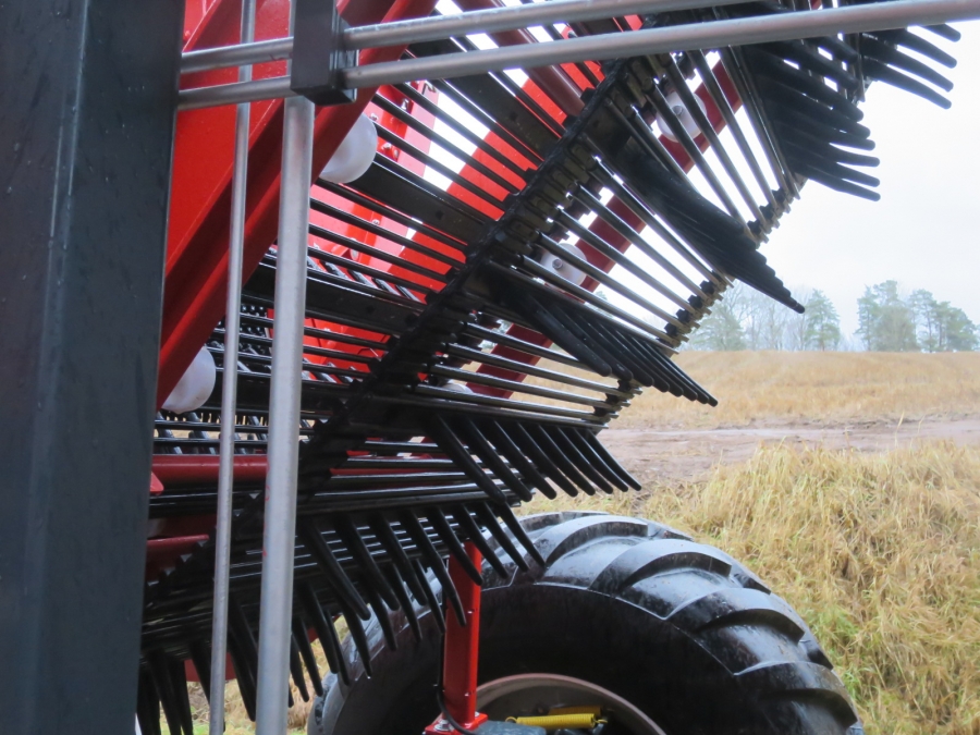 5130 Dewulf GBC carrot harvester with bunker