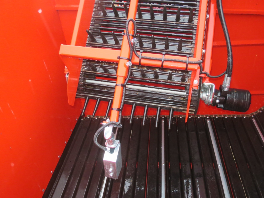 5130 Dewulf GBC carrot harvester with bunker