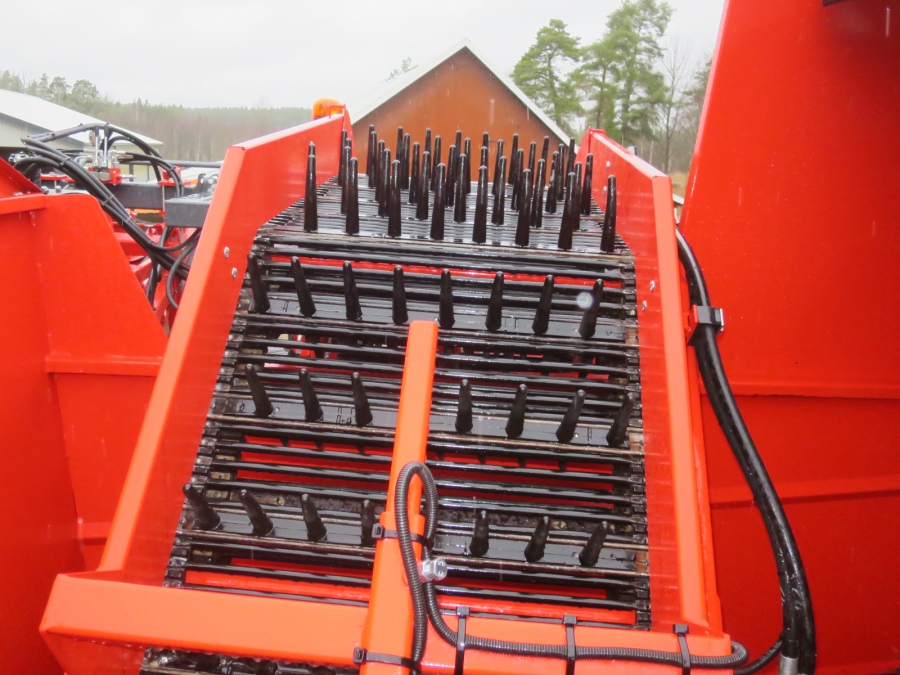 5130 Dewulf GBC carrot harvester with bunker