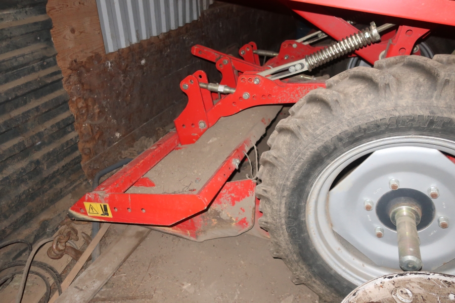 5136 Grimme GL32B potato planter 2 row