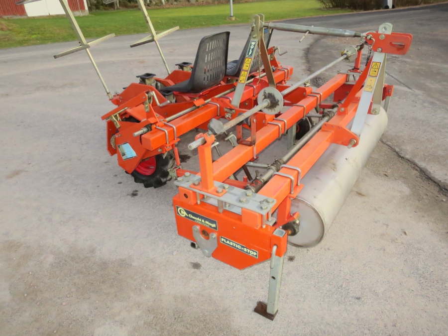5160 Checchi & Magli Wolf with plastic mulch layer