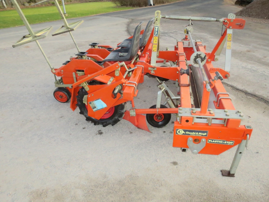 5160 Checchi & Magli Wolf with plastic mulch layer