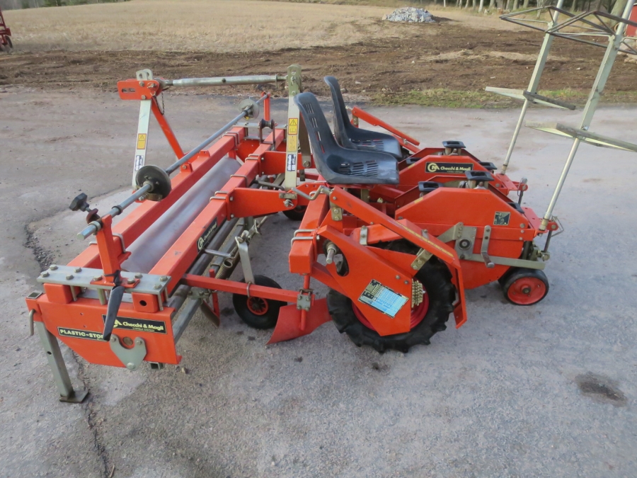 5160 Checchi & Magli Wolf with plastic mulch layer