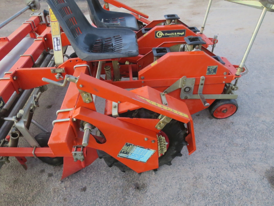 5160 Checchi & Magli Wolf with plastic mulch layer