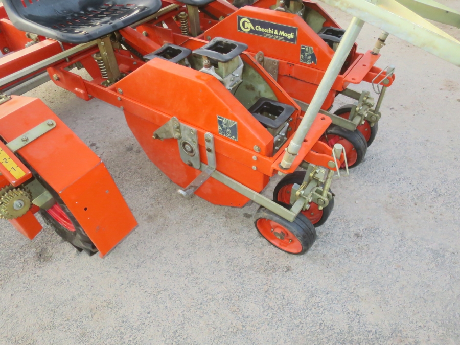 5160 Checchi & Magli Wolf with plastic mulch layer