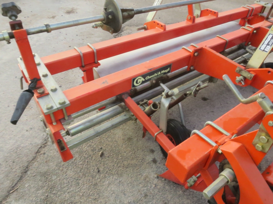 5160 Checchi & Magli Wolf with plastic mulch layer