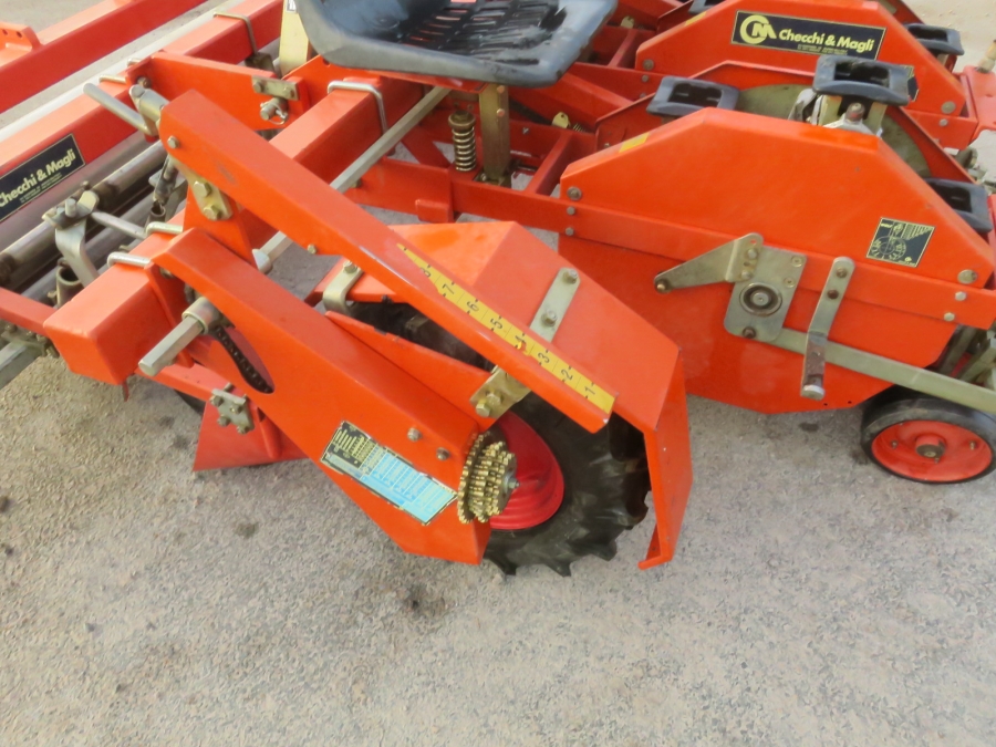 5160 Checchi & Magli Wolf with plastic mulch layer