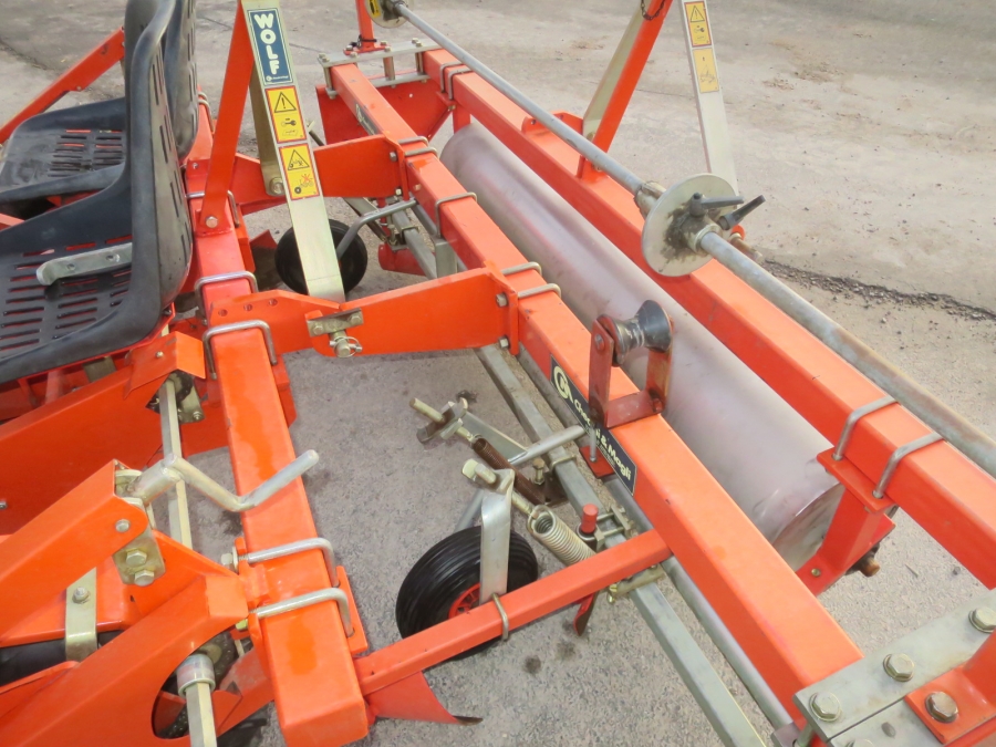 5160 Checchi & Magli Wolf with plastic mulch layer
