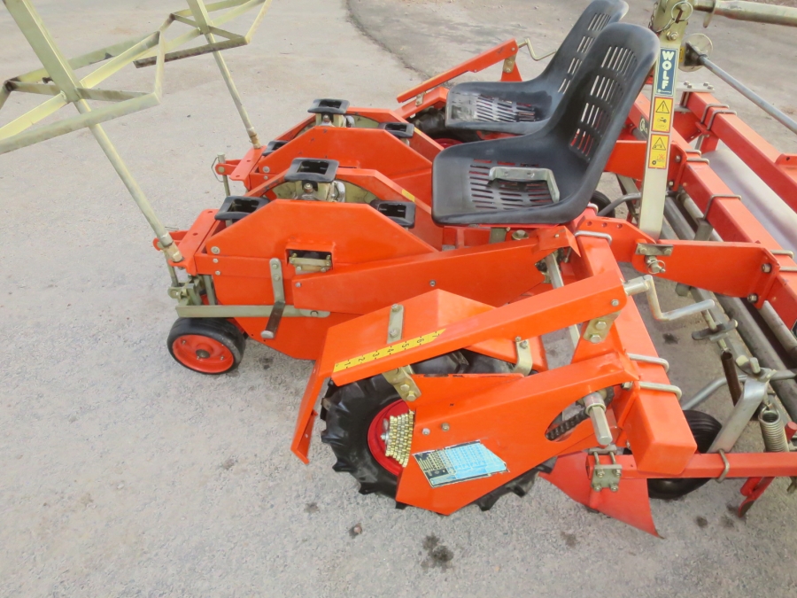 5160 Checchi & Magli Wolf with plastic mulch layer