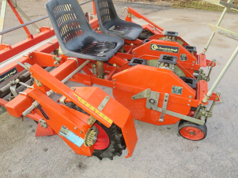 5160 Checchi & Magli Wolf with plastic mulch layer