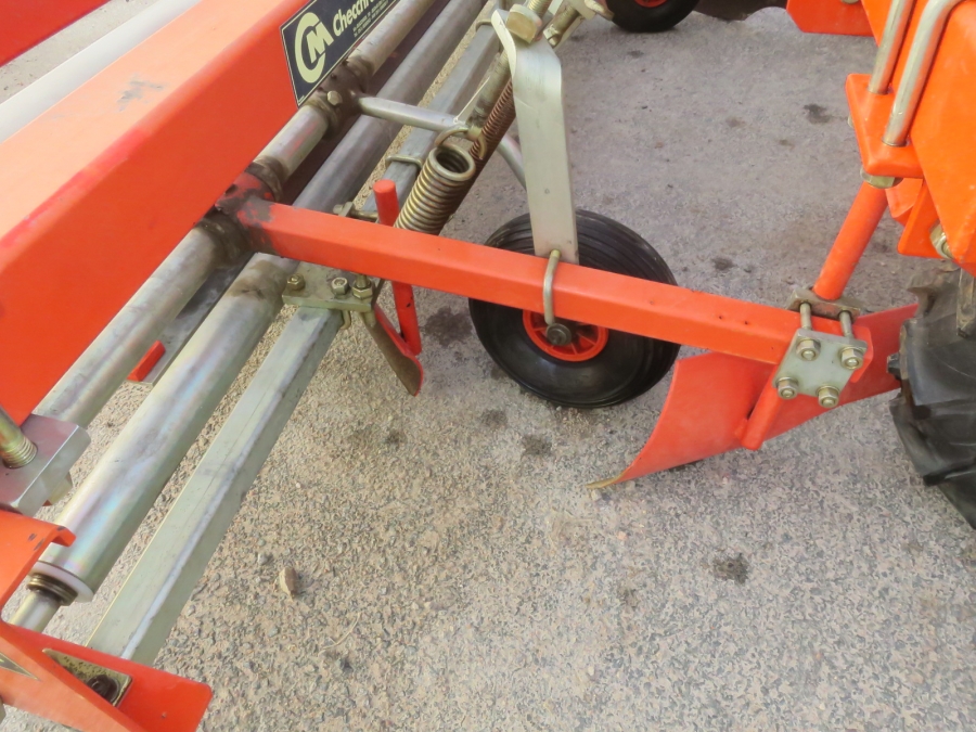 5160 Checchi & Magli Wolf with plastic mulch layer