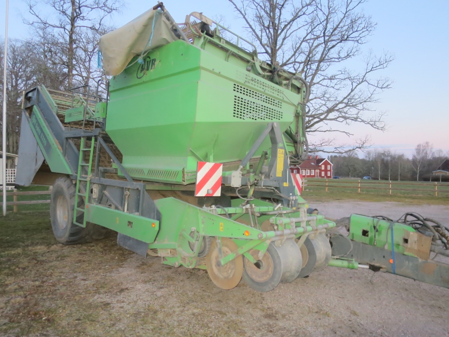5164 AVR Spirit 8200 potato harvester