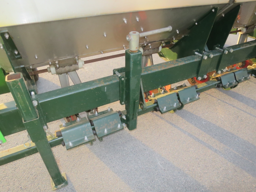 5185 Miedema front fertilizer unit 4 rows