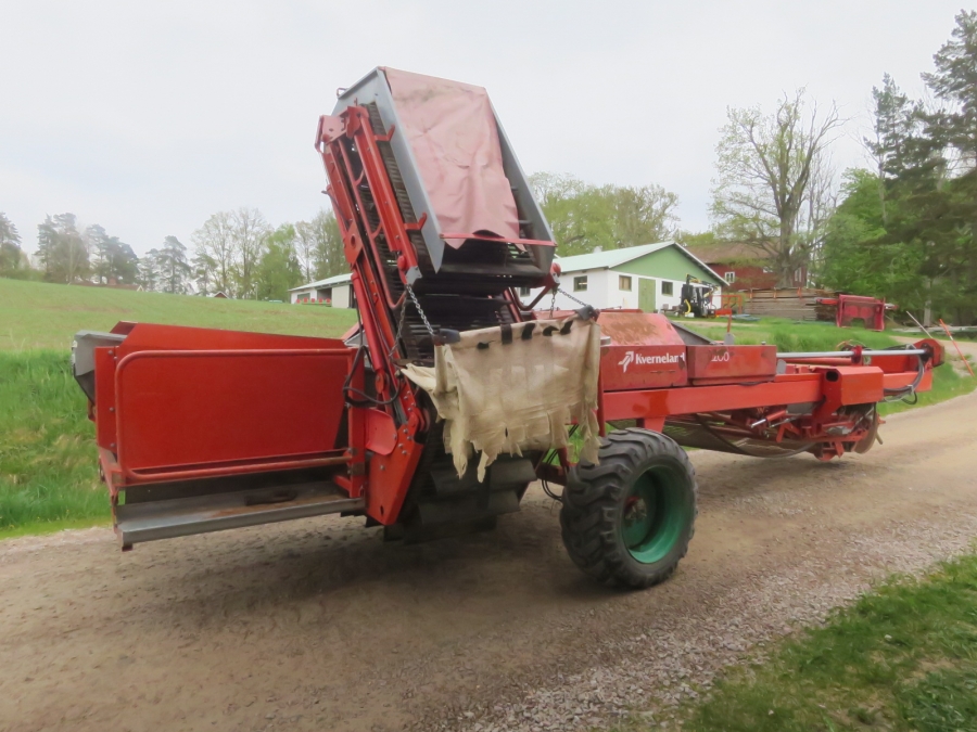 5217 Kverneland Underhaug UN2200 potato harvester
