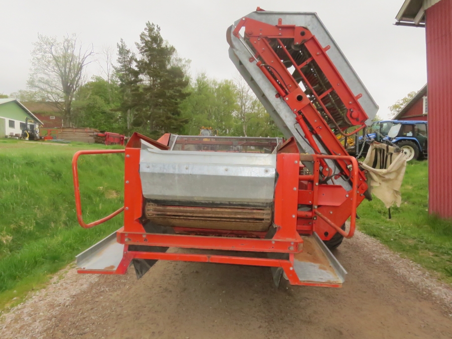 5217 Kverneland Underhaug UN2200 potato harvester